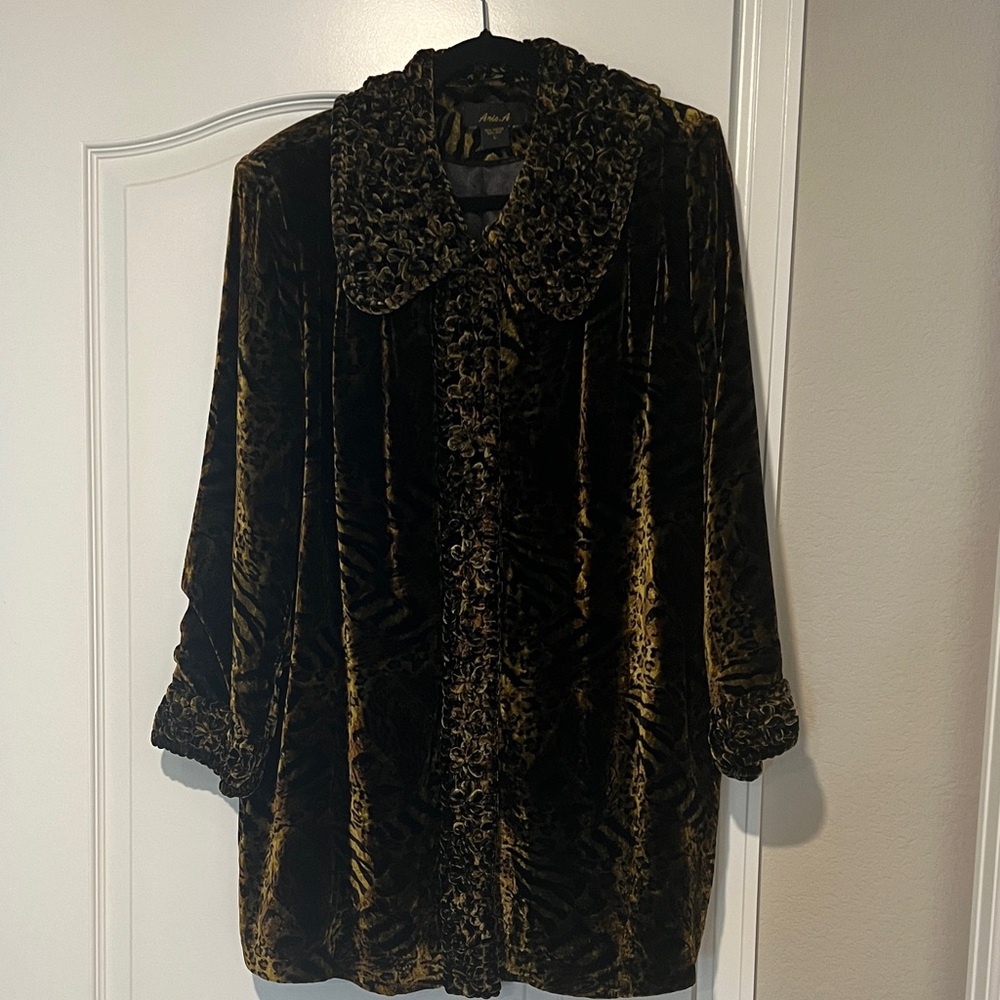 Luxurious Velvet Coat with Leopard Print